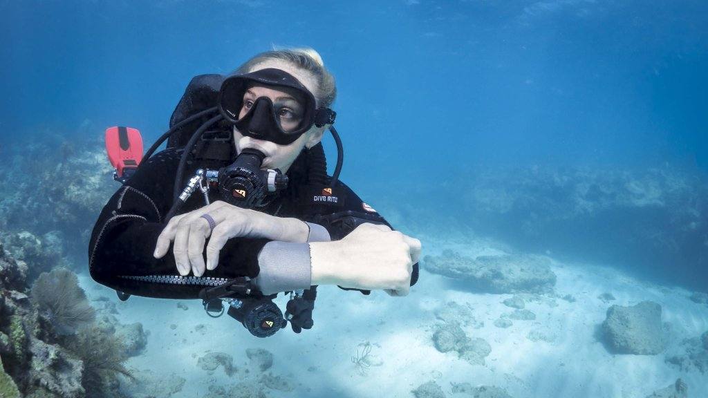Buceador explorando el océano con cámara