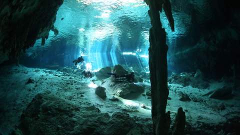 Dos Ojos cenote diving
