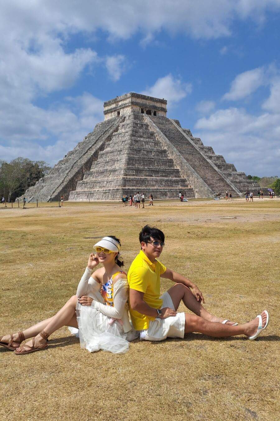 Pareja frente a la pirámide de Chichén Itzá